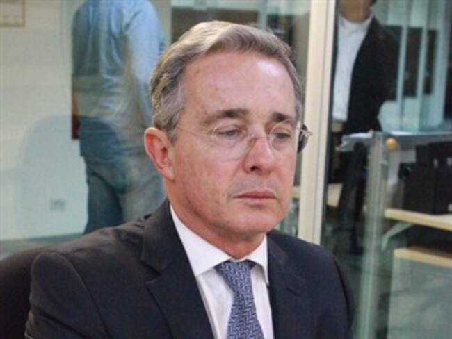 Denuncian al expresidente Uribe por injuria