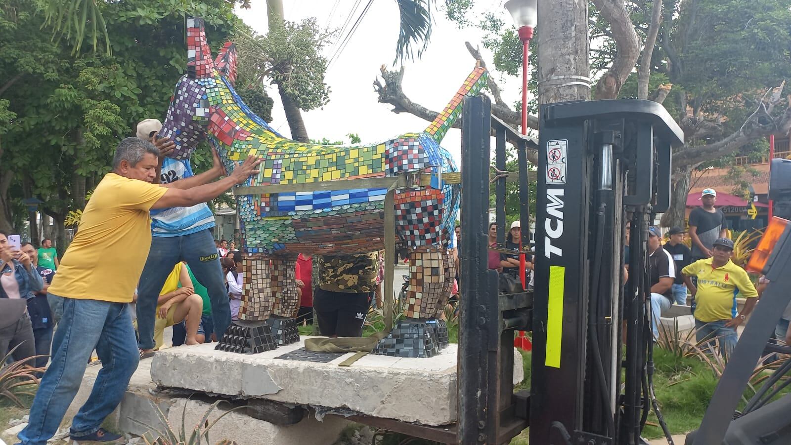 Desmontan de un sitio público de Sincelejo la polémica escultura de una burra