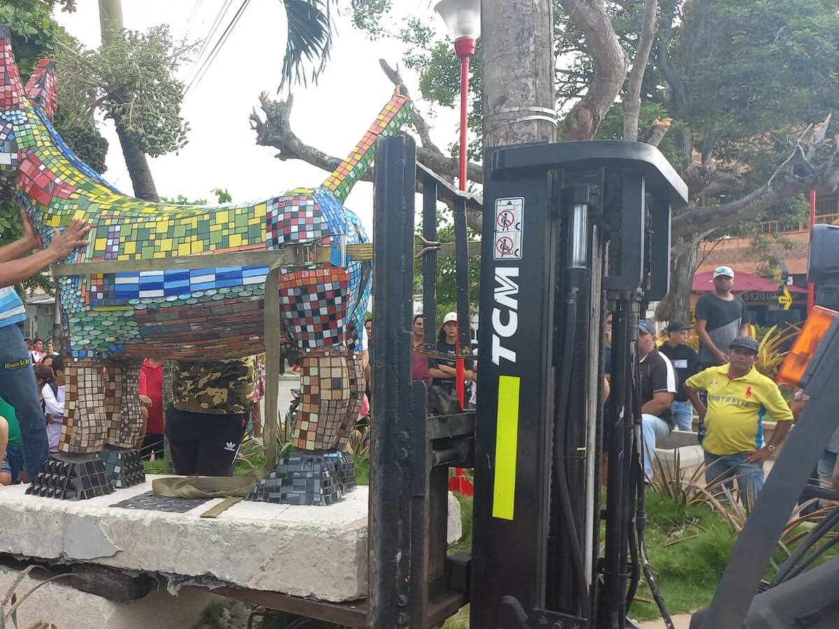 Desmontan de sitio público en Sincelejo la polémica escultura de una burra