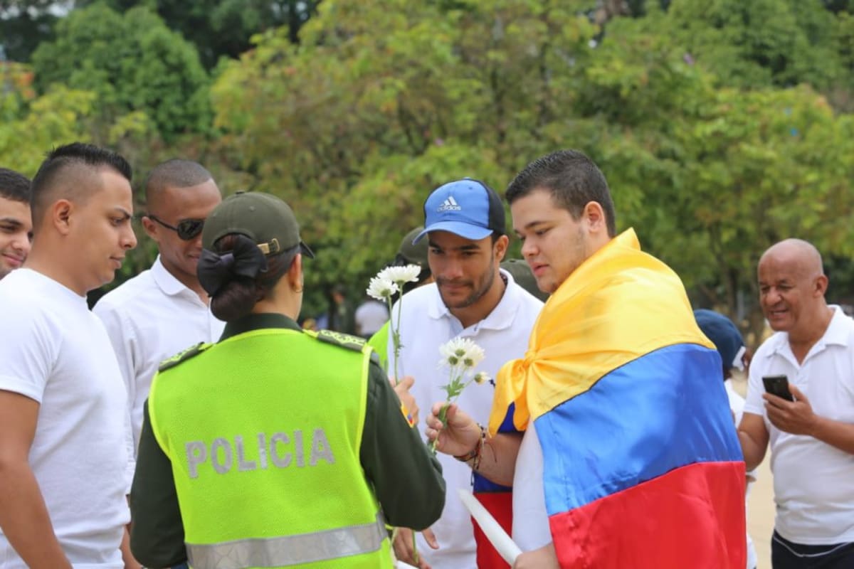 Una rosa para los uniformados y un abrazo.