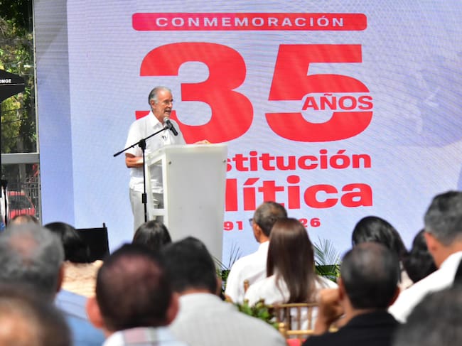 Gobernador Verano durante conmemoración de los 35 años de la Constitución Política de 1991. Foto: Gobernación del Atlántico.