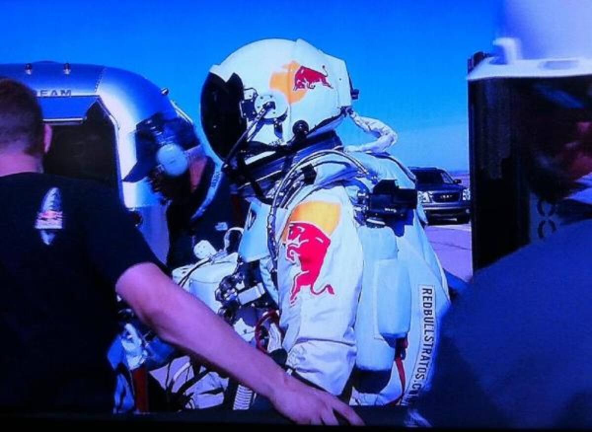 Para 1990, Félix había llegado tan lejos como había podido con el paracaidismo tradicional, por lo que extendió sus habilidades con el salto de base - paracaidismo desde un objeto fijo o en relieve. Cortesía Red Bull Stratos.