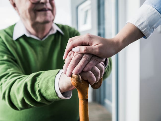 Imagen de referencia de un adulto mayor en un hogar geriátrico. Foto: Getty Images