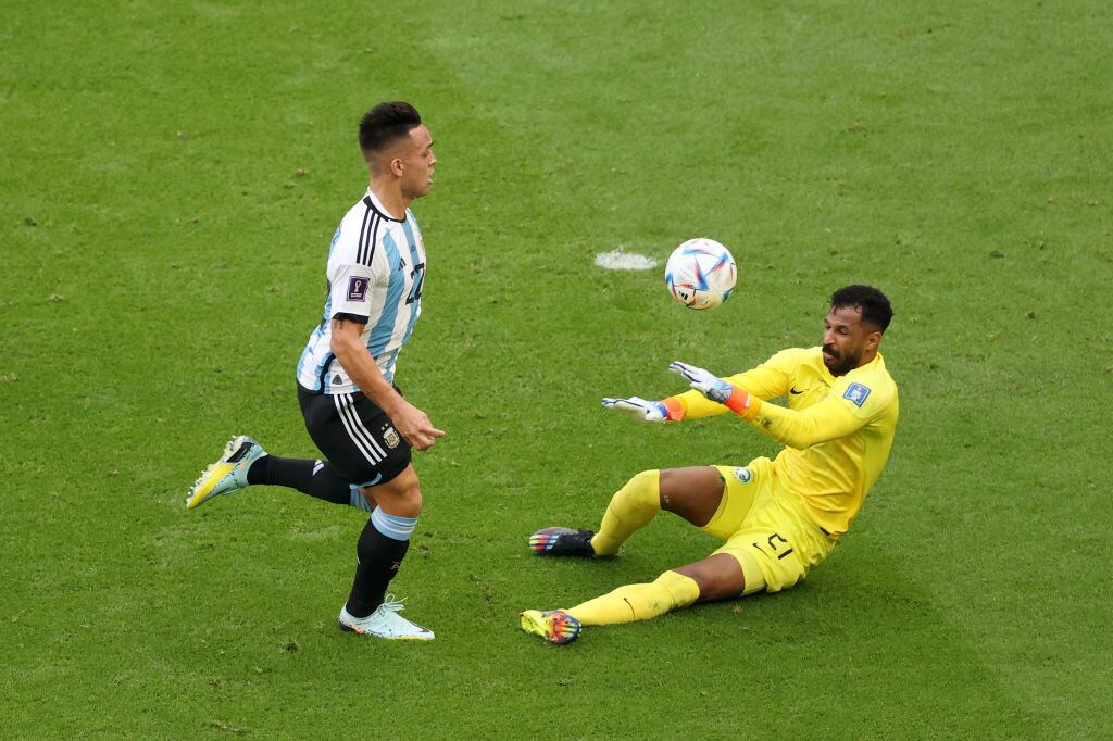 Lautaro Martinez en la definición del gol anulado ante Mohammed Al-Owais (Photo by Julian Finney/Getty Images)