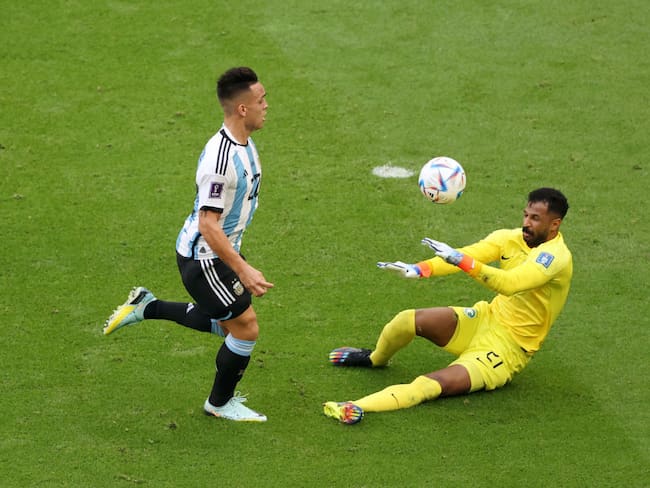 Lautaro Martinez en la definición del gol anulado ante Mohammed Al-Owais (Photo by Julian Finney/Getty Images)