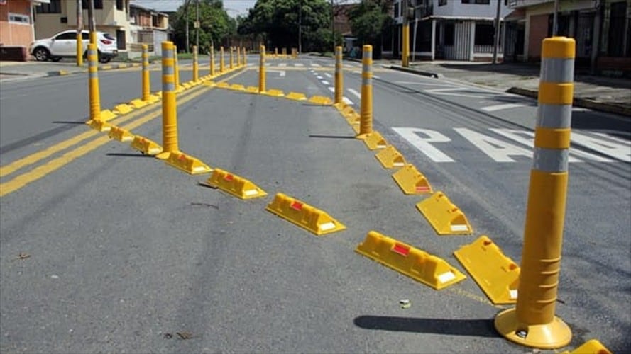 Instalación de taches viales en Cali. Foto: Secretaría de movilidad