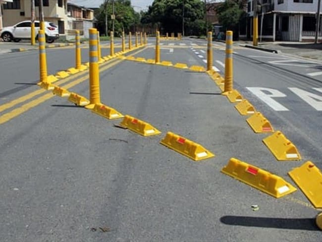 Instalación de taches viales en Cali. Foto: Secretaría de movilidad