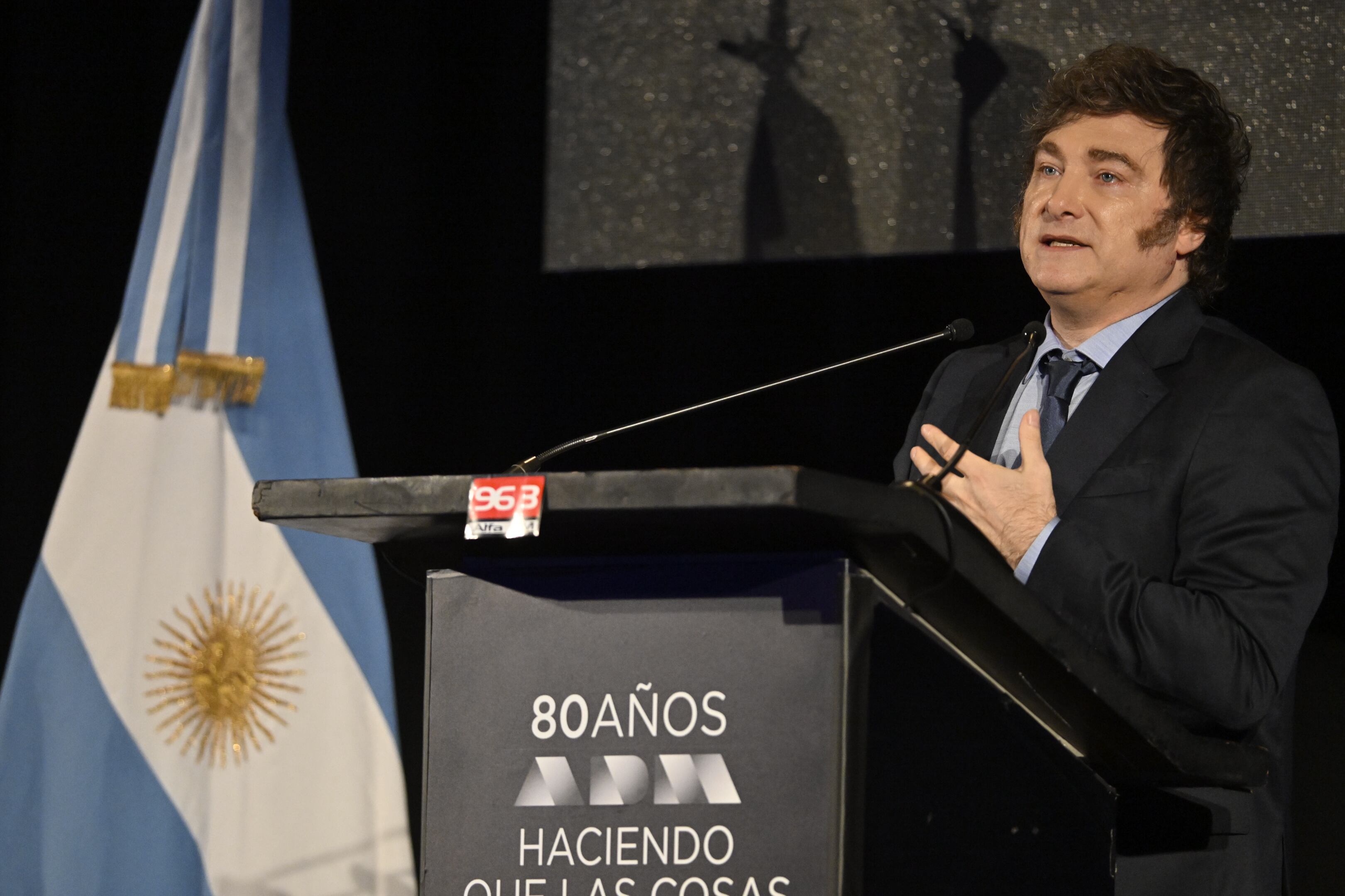 Javier Milei firma un decreto para expulsar a extranjeros que agravien a los argentinos. Photo: Santiago Mazzarovich/dpa (Photo by Santiago Mazzarovich/picture alliance via Getty Images)