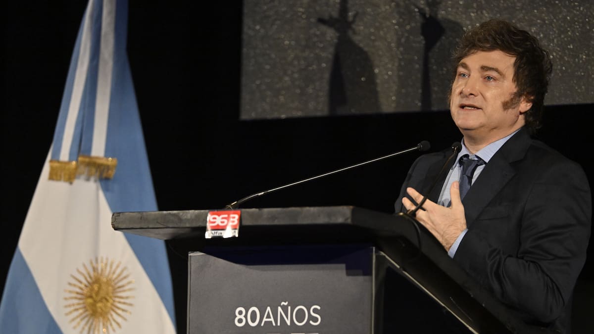 Javier Milei firma un decreto para expulsar a extranjeros que agravien a los argentinos