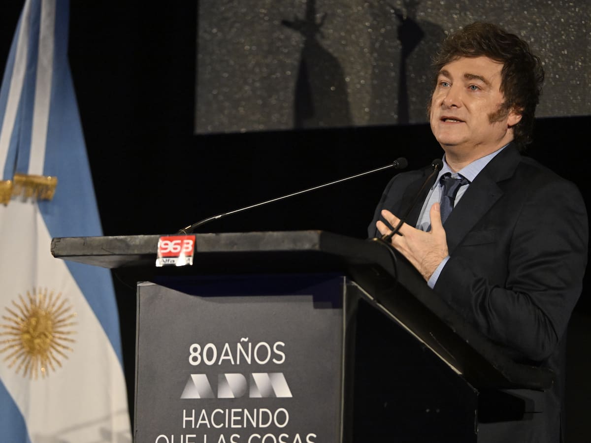Javier Milei firma un decreto para expulsar a extranjeros que agravien a los argentinos