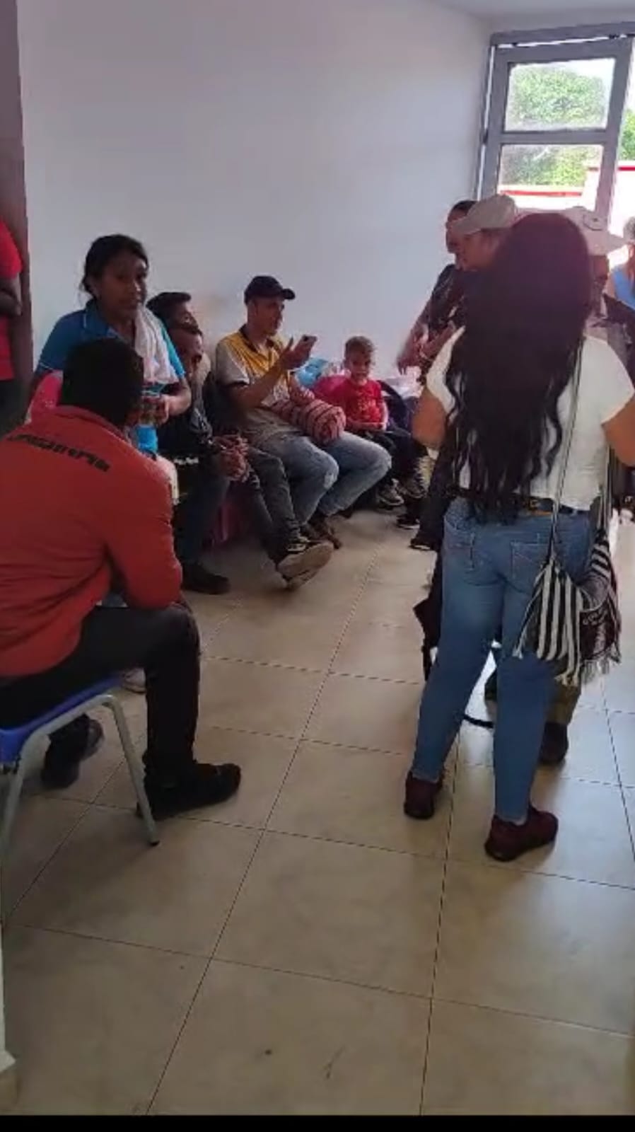 Son 242 familias, compuestas por 398 menores de edad y 469 adultos.