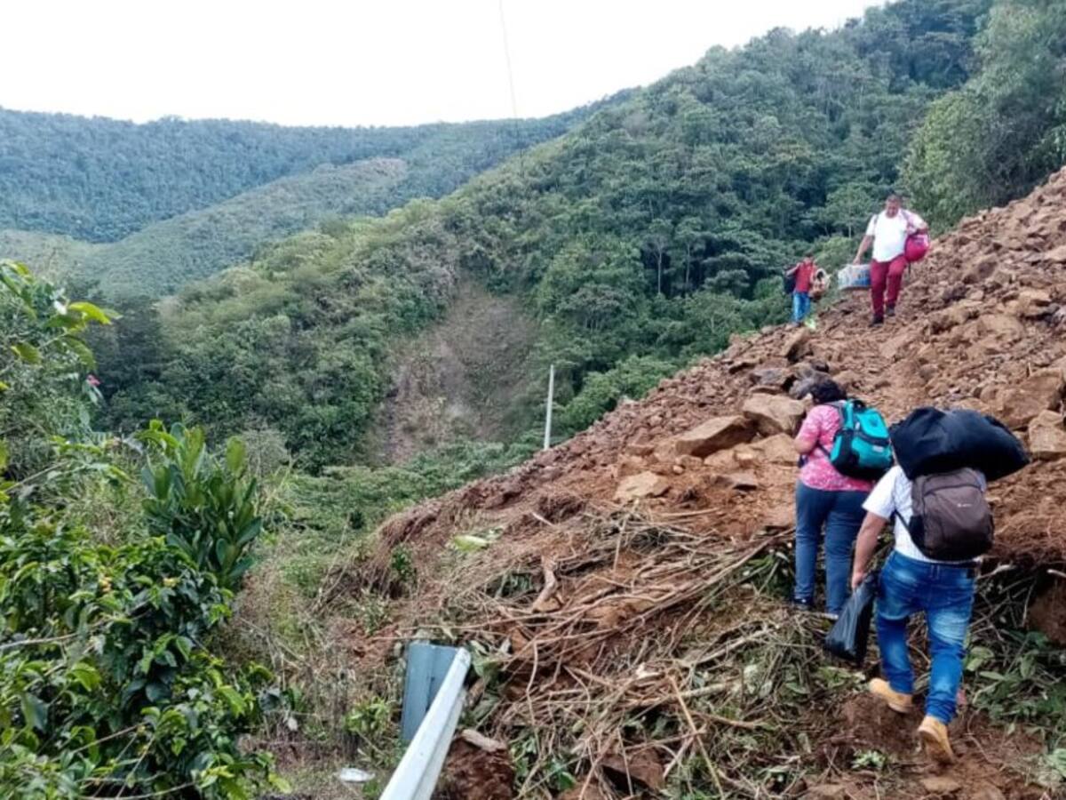 Cierre total de la vía Betulia Urrao por deslizamiento de tierra