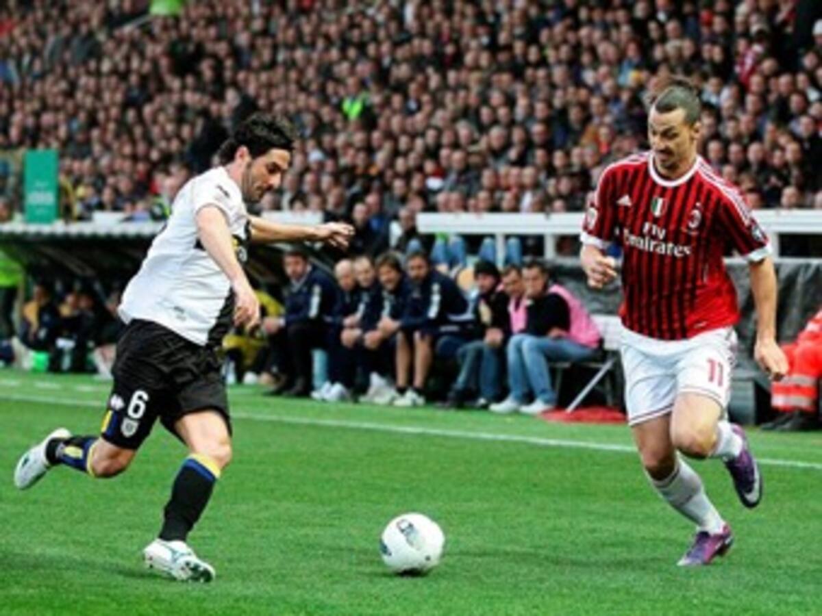 El Milan gana en Parma y afianza el liderato