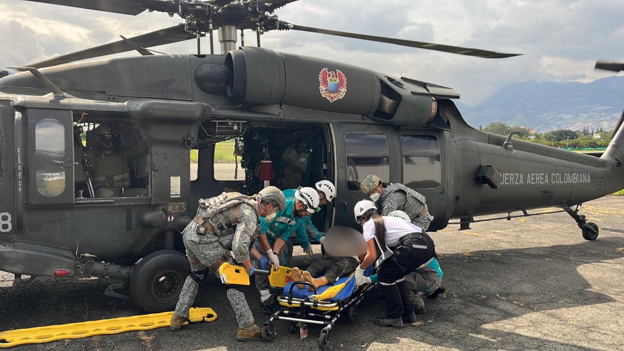 Indígena herido con mina antipersonal evacuado a Medellín - foto FAC