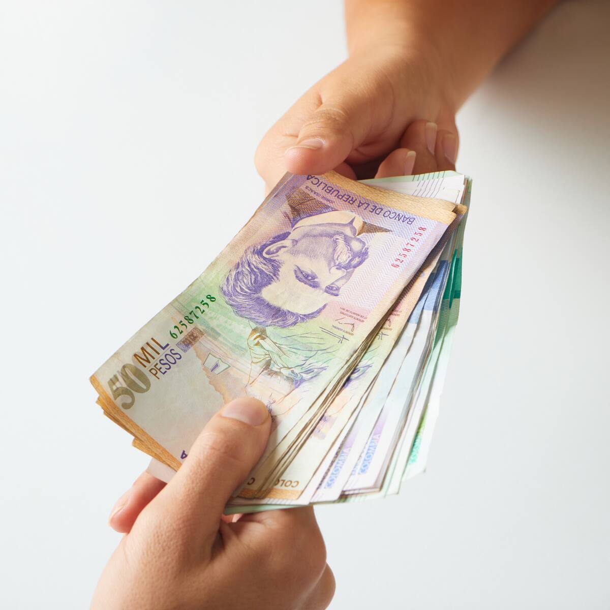 De cuánto era el salario mínimo en 2000 en Colombia: Así funcionaba el transporte público