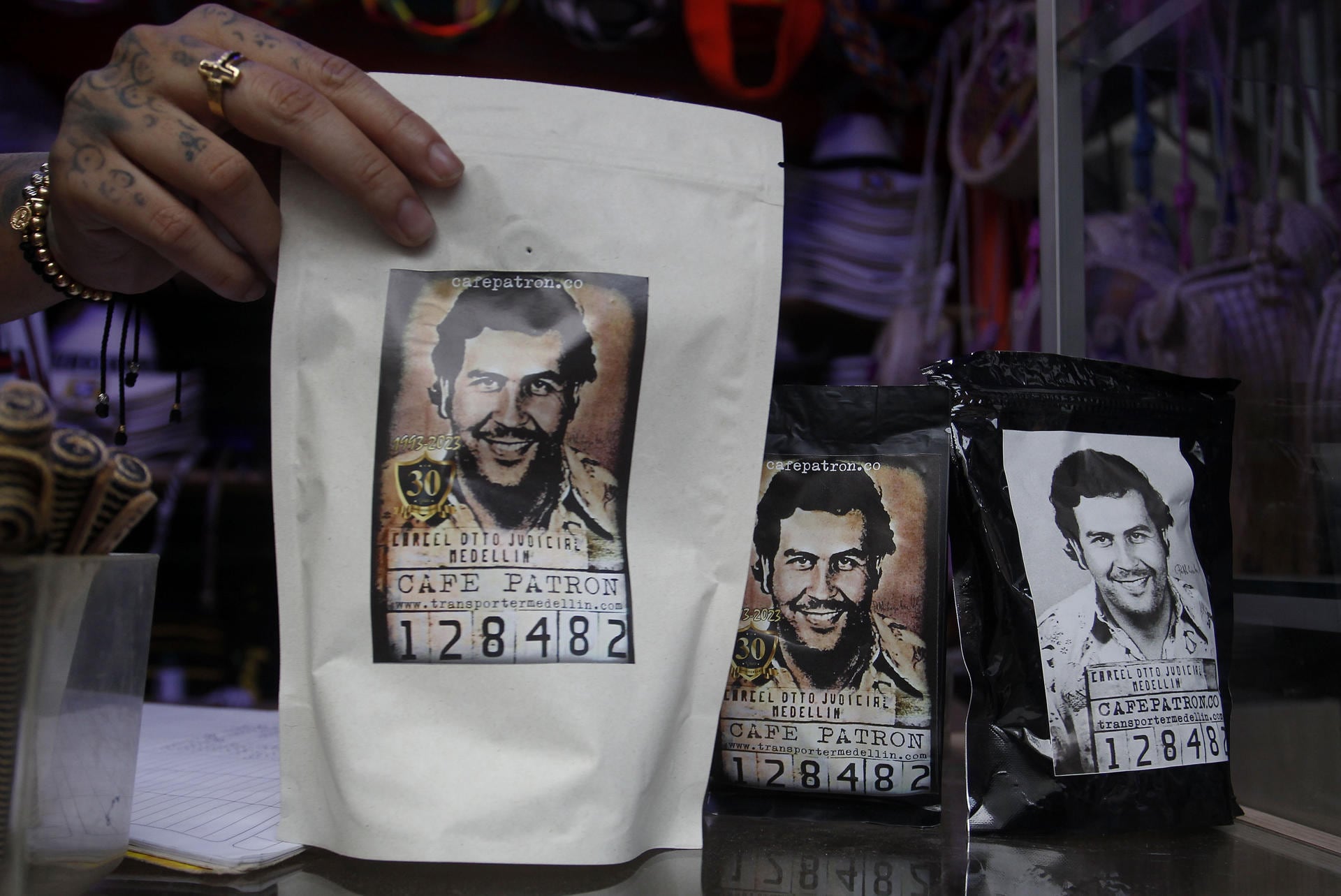 Foto: Un hombre ofrece "Café Patrón" con una imagen alusiva al narcotraficante colombiano Pablo Escobar. 28 de noviembre de 2023, en Medellín (Colombia). Créditos: EFE/ Luis Eduardo Noriega Arboleda