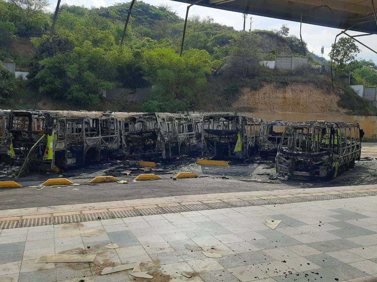 Video: Incendió acabó con todos los buses estacionados en el portal de Metrolínea en Girón