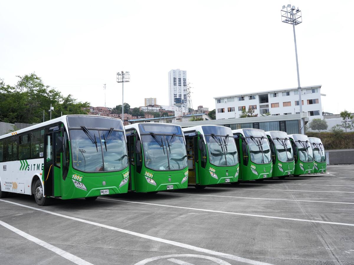 Llegaron a Bucaramanga los primeros 7 buses que reforzarán la operación de Metrolínea