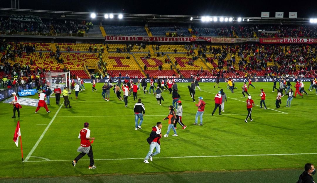 Los aficionados de Santa Fe y Nacional se enfrentaron en el último juego con hinchas en El Campín.