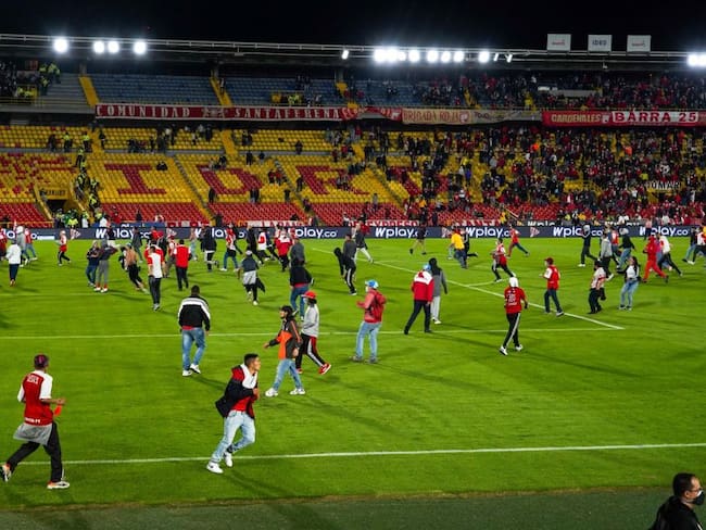 Los aficionados de Santa Fe y Nacional se enfrentaron en el último juego con hinchas en El Campín.