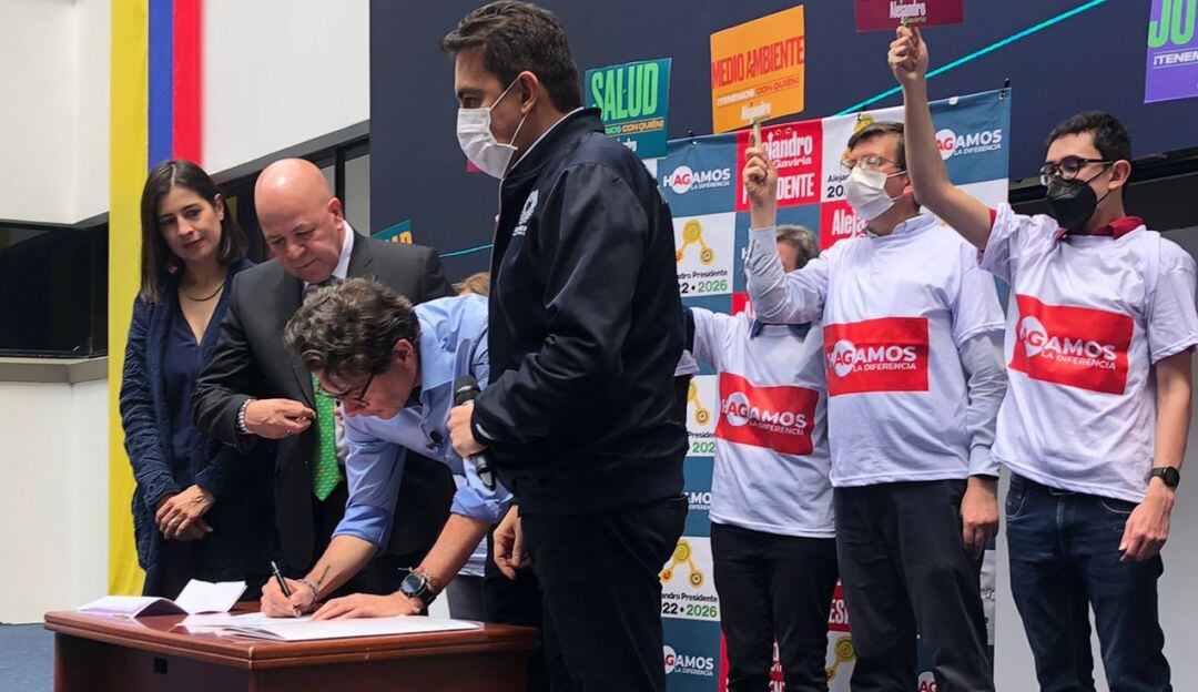 Con críticas a la Coalición Centro Esperanza, Alejandro Gaviria inscribió su candidatura