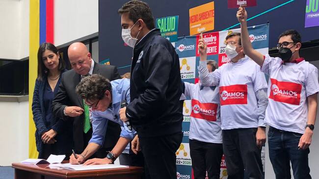 Con críticas a la Coalición Centro Esperanza, Alejandro Gaviria inscribió su candidatura