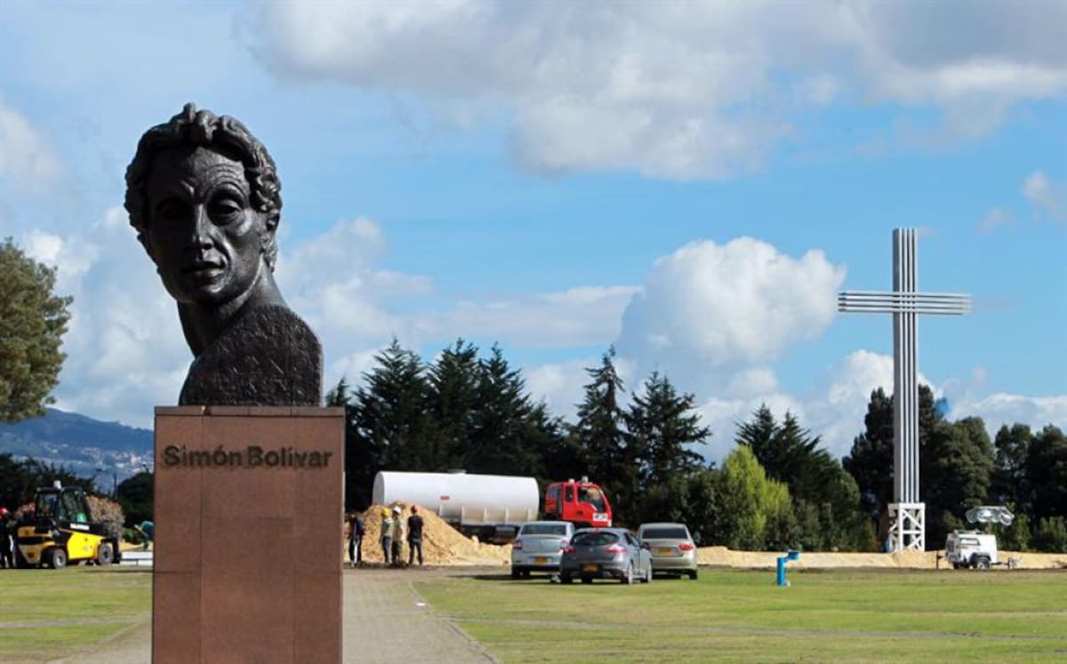 Decenas de obreros y expertos en montaje de espectáculos trabajan esta semana en la adecuación del parque Simón Bolívar de Bogotá.