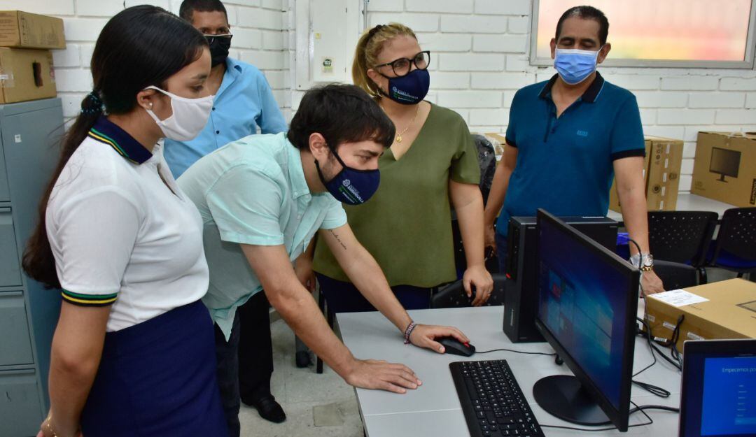 El alcalde de Barranquilla, Jaime Pumarejo, con la secretaria de Educación, Bibiana Rincón.