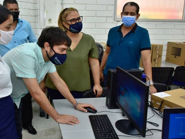 El alcalde de Barranquilla, Jaime Pumarejo, con la secretaria de Educación, Bibiana Rincón.