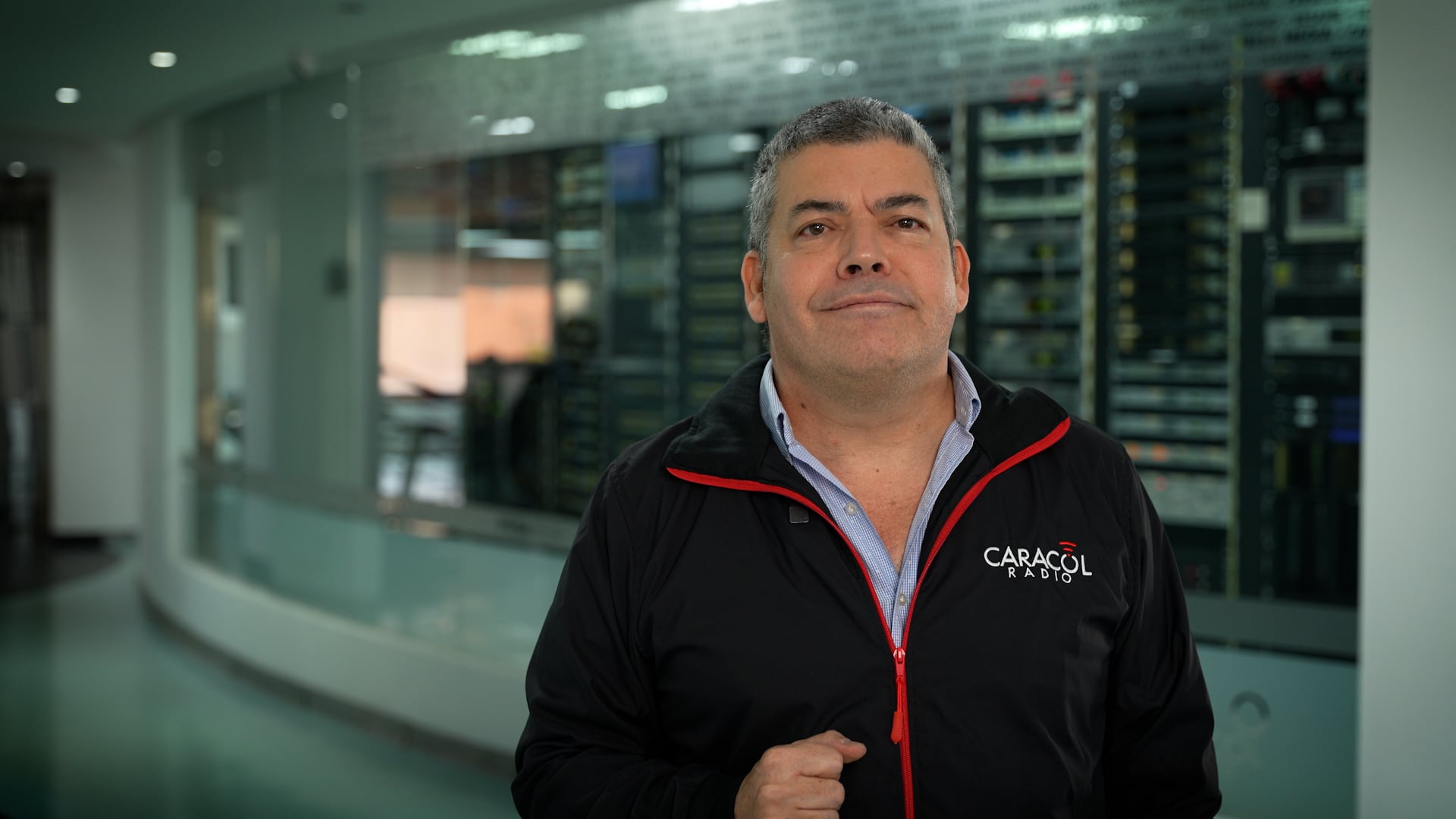 A lo largo de ocho capítulos, Prisa Inspira y Gustavo Gómez le explican las complejidades del ecosistema energético colombiano. | Foto: Caracol Radio