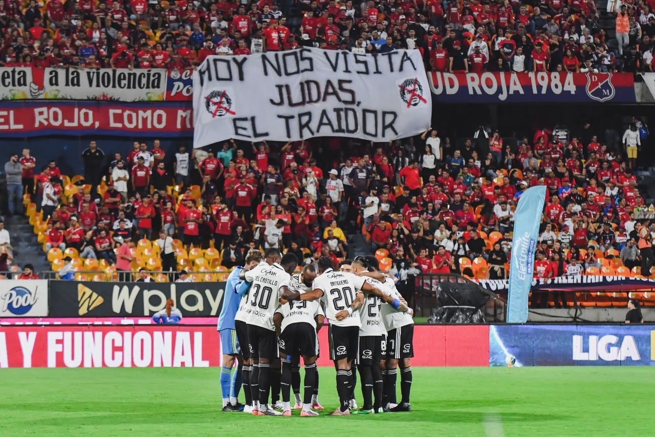 Pancarta de los hinchas del Medellín contra Juan Guillermo Cuadrado / Colprensa.