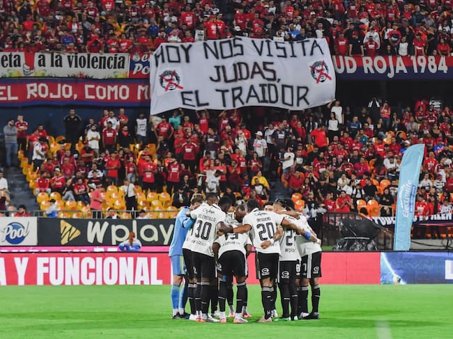 Pancarta de los hinchas del Medellín contra Juan Guillermo Cuadrado / Colprensa.