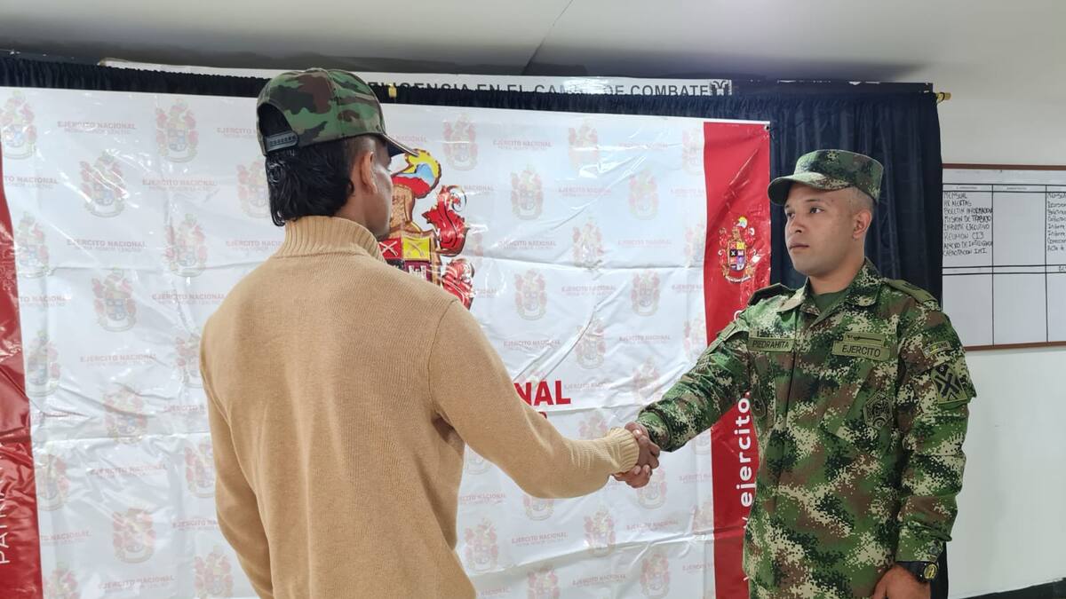 De manera voluntaria se entregaron cinco integrantes del ELN en Risaralda
