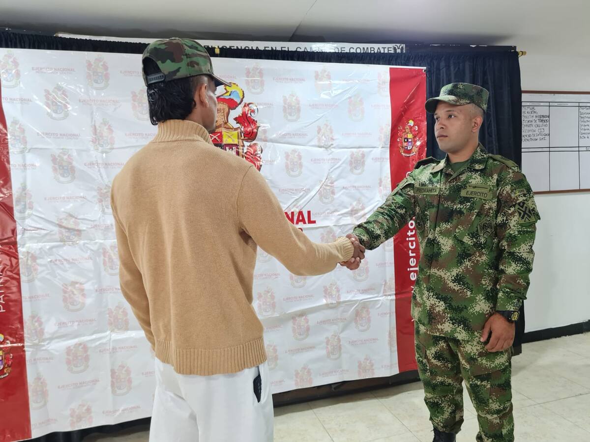 De manera voluntaria se entregaron cinco integrantes del ELN en Risaralda