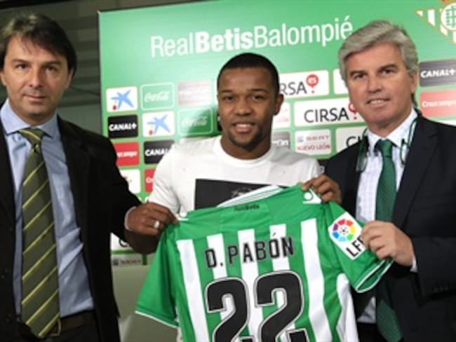 Con el 22 en su camiseta, Dorlan Pabón inicia una nueva etapa en el Real Betis