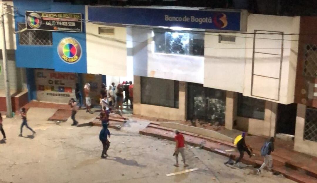 Protestas dejan entidad financiera vandalizada