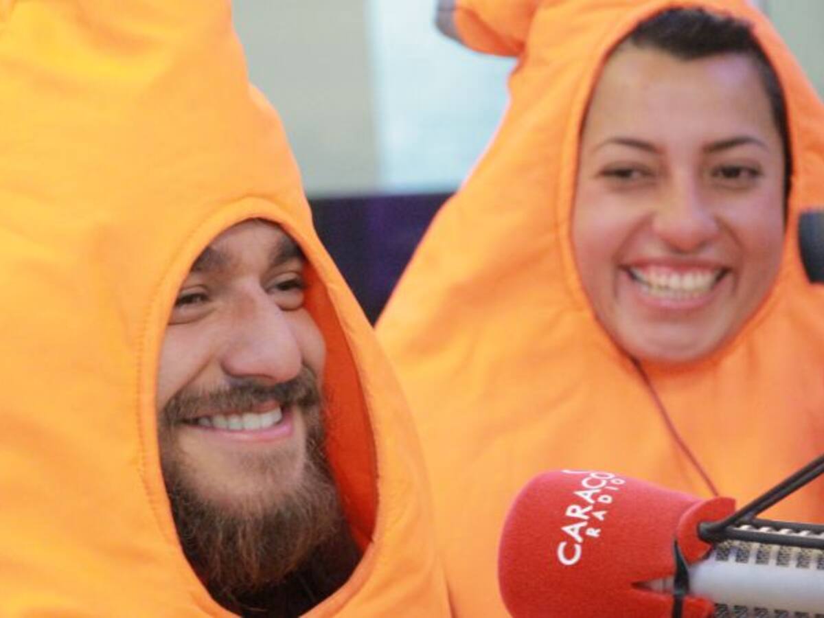Gabriel y Laura, 'conos humanos' orgullosos de enseñar a parquear vehículos en Bogotá