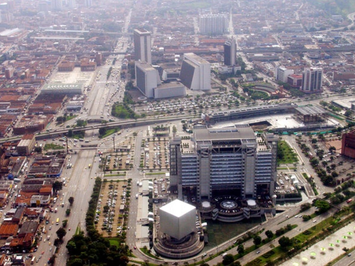 Uribe dice que venta de acciones de UNE no deben ser para pagar deudas del distrito