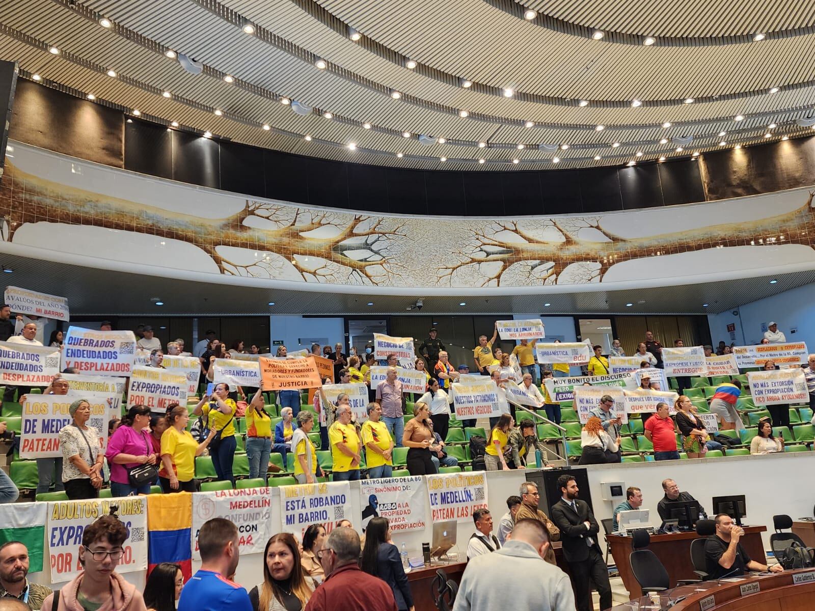Protesta de moradores en el Concejo de Medellín por construcción del Metro de la 80. Foto: Suministrada.