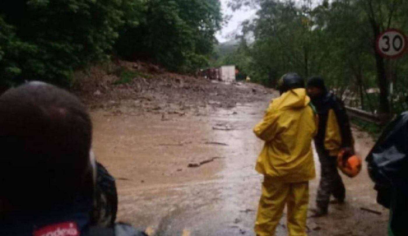 Deslizamiento tierra tiene cerrada la vía Manizales . Medellín. Crédito: Archivo W Radio.
