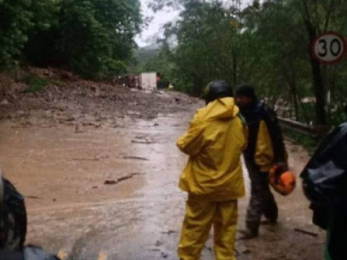 Derrumbe de grandes proporciones tiene cerrada la vía Manizales - Medellín