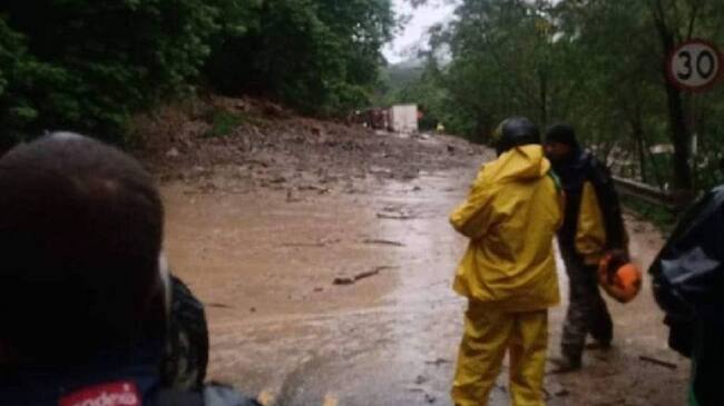 Deslizamiento tierra tiene cerrada la vía Manizales . Medellín. Crédito: Archivo W Radio.