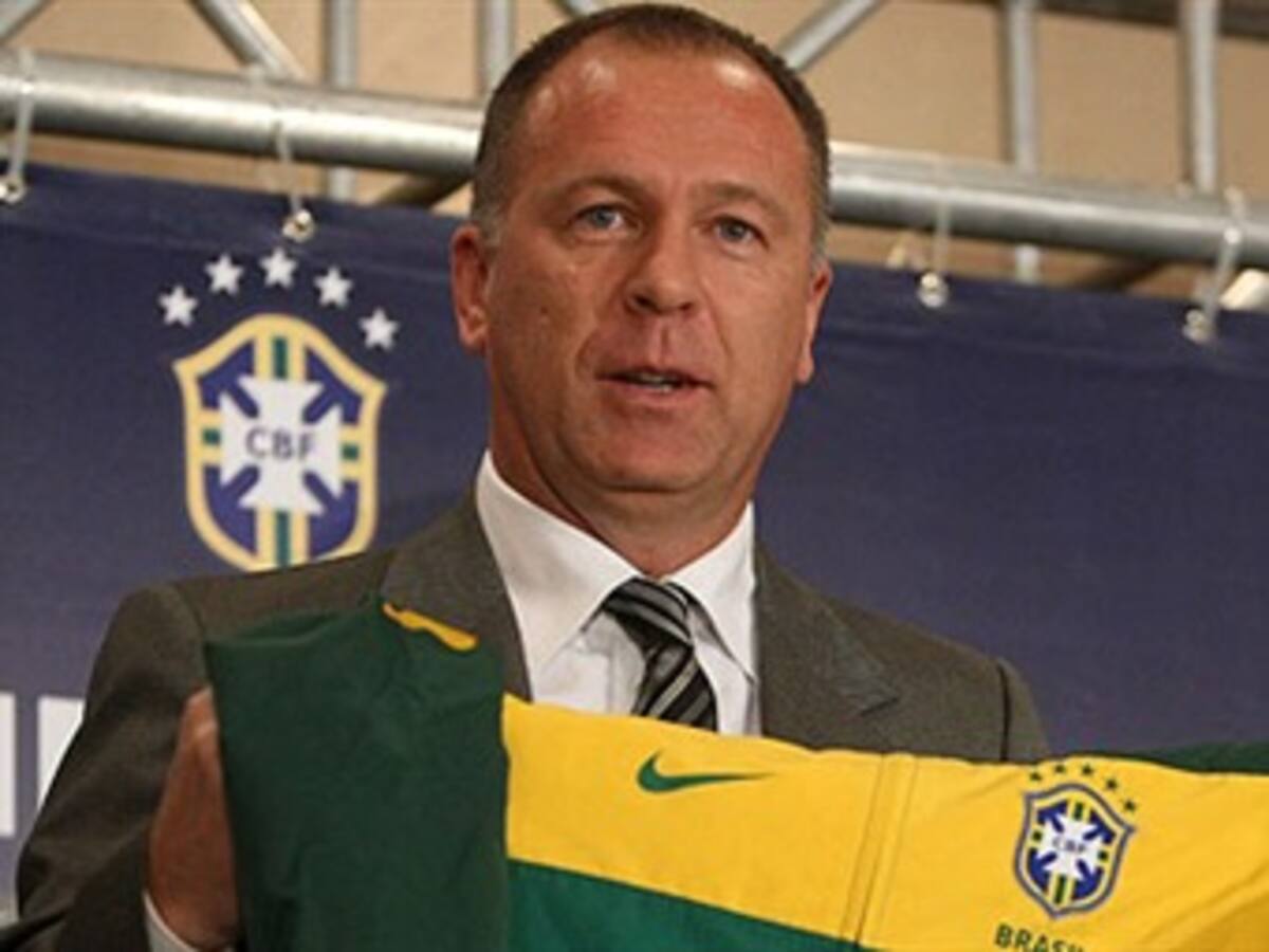 El técnico Menezes sugirió que no contará con Kaká para el Mundial de Brasil