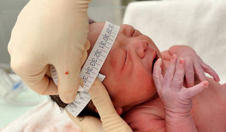 bebé durante control de perimetro cefálico