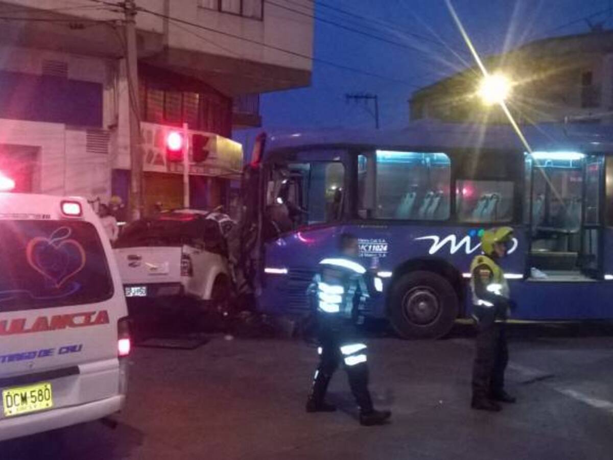 11 heridos en accidente de bus del Mio y camioneta que bloquea corredor de la carrera 15