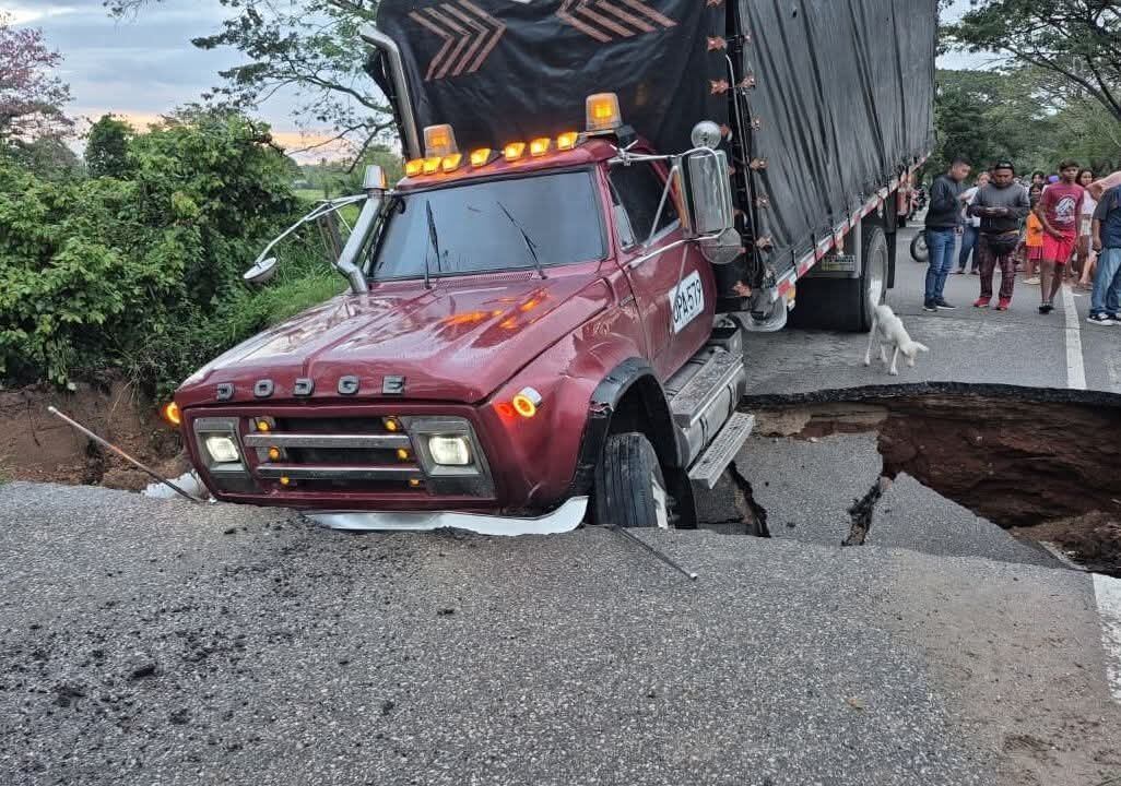 Colapsó puente en la vía Lorica Chinú. Un camión quedó atrapado.