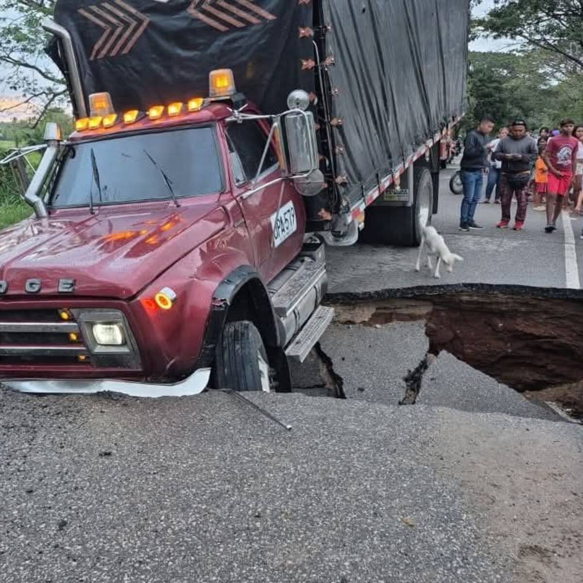 Colapso de puente deja incomunicada la vía Lorica-Chinú: camión atrapado en la emergencia