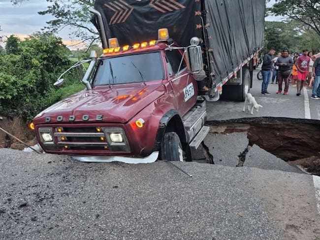 Colapsó puente en la vía Lorica Chinú. Un camión quedó atrapado.