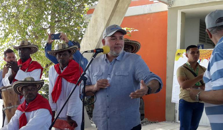Ricardo Restrepo, gerente de Transmetro durante la entrega de tarjetas a Reinas Populares en la estación Joe Arroyo.