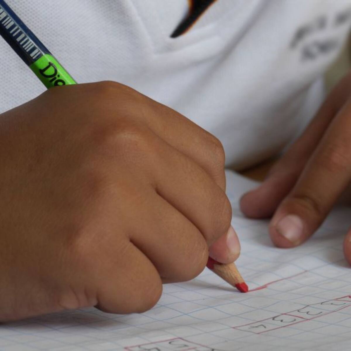 En bodega con humedad reciben clases niños de 5 y 6 años en Ráquira, Boyacá